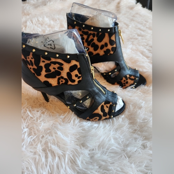 FERGIE WOMEN'S DECOY DRESS ZIP FRONT OPEN TOE ANIMAL PRINT GOLD STUDS SZ 7.5 - Picture 4 of 8